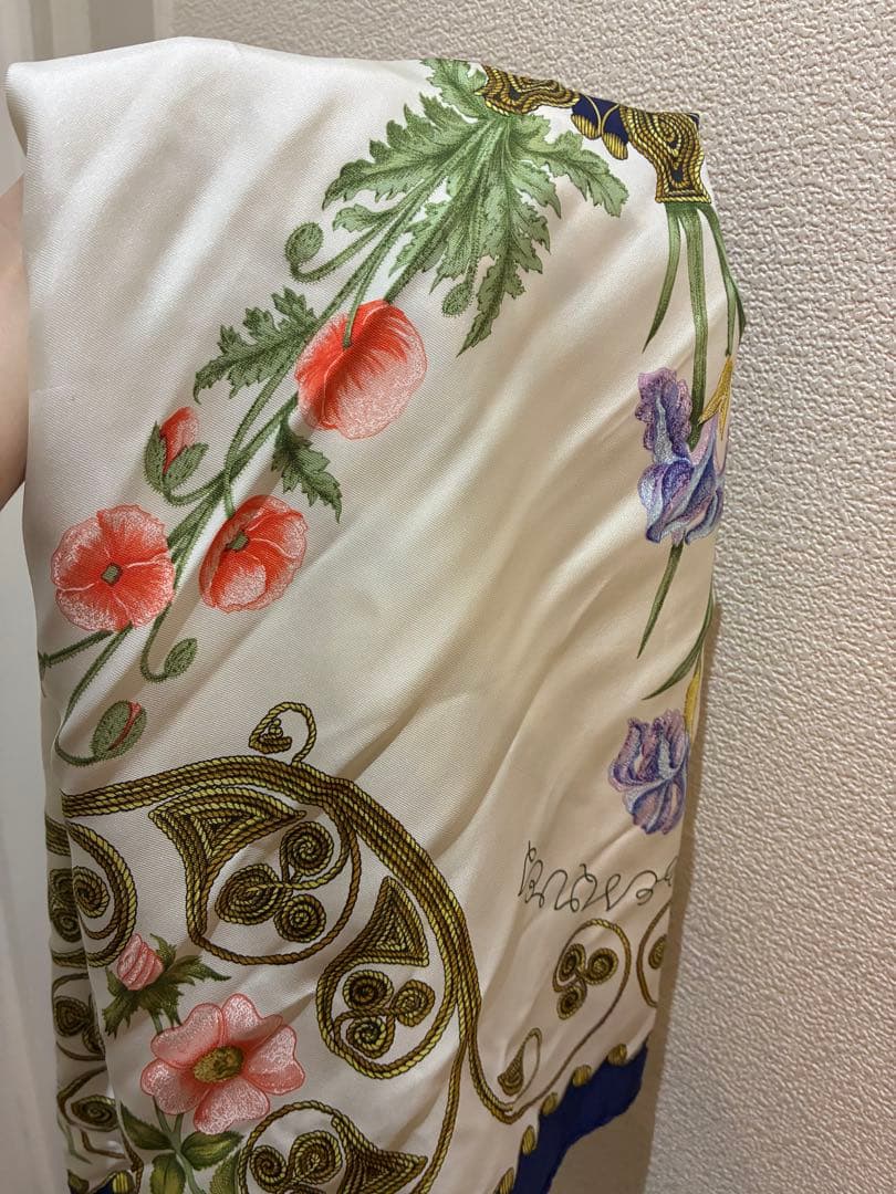 Hermès 花柄シルクスカーフ