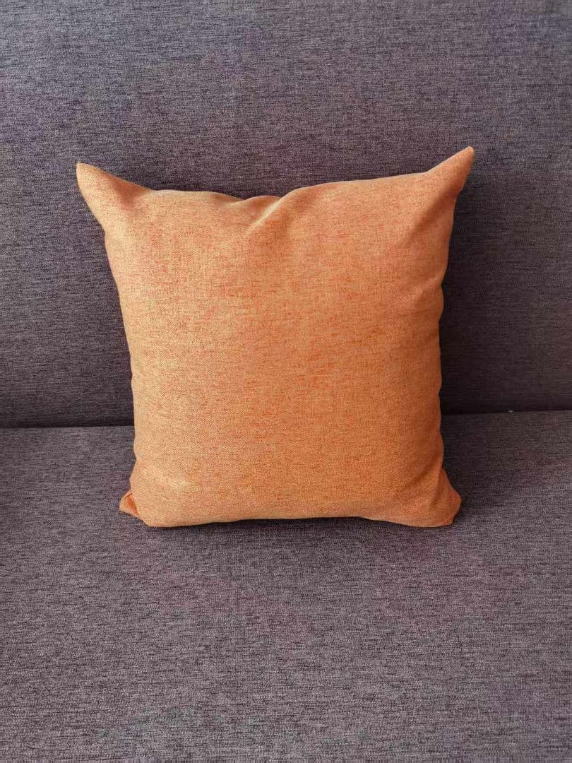 オレンジ色の布製クッション