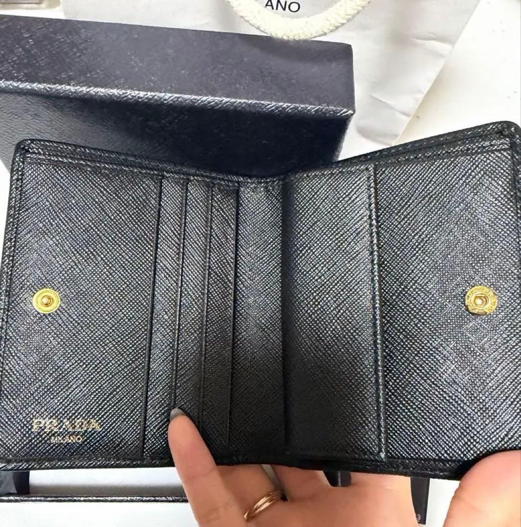 美品PRADA 二つ折り財布 黒 ナイロン　ゴールドロゴ