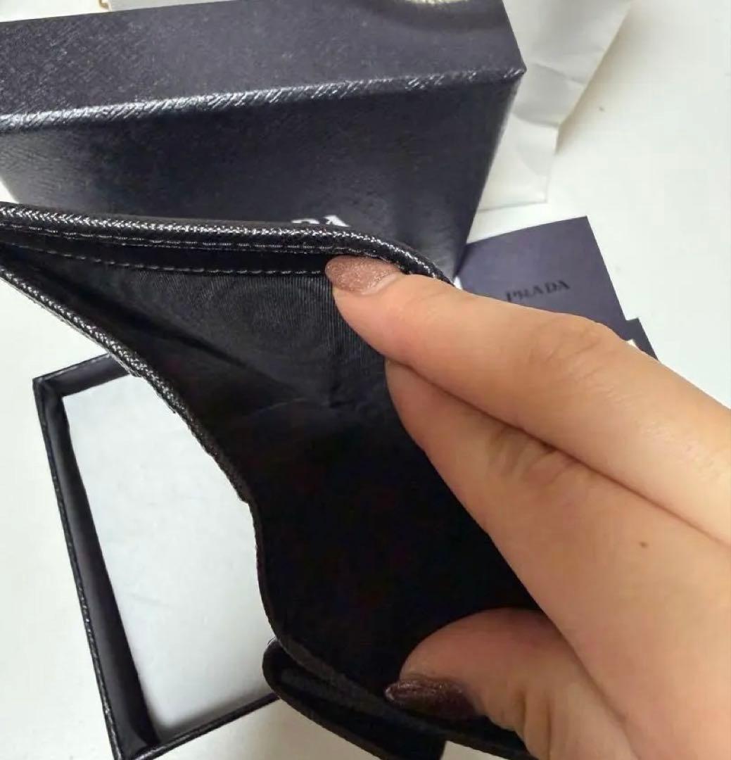美品PRADA 二つ折り財布 黒 ナイロン　ゴールドロゴ