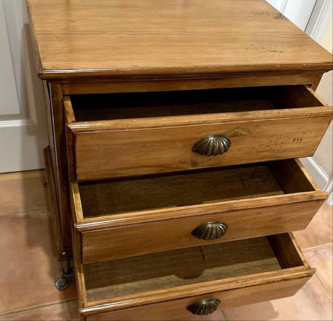 ✨アンティーク調な三段チェスト ✨脚は希少なアイアン製★シェルハンドル