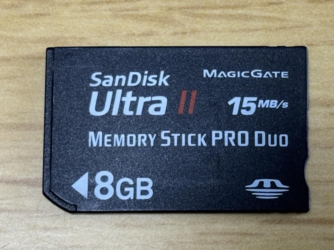 SONYのハイビジョンビデオカメラ ハンディカムHDR-SR12　付属品充実