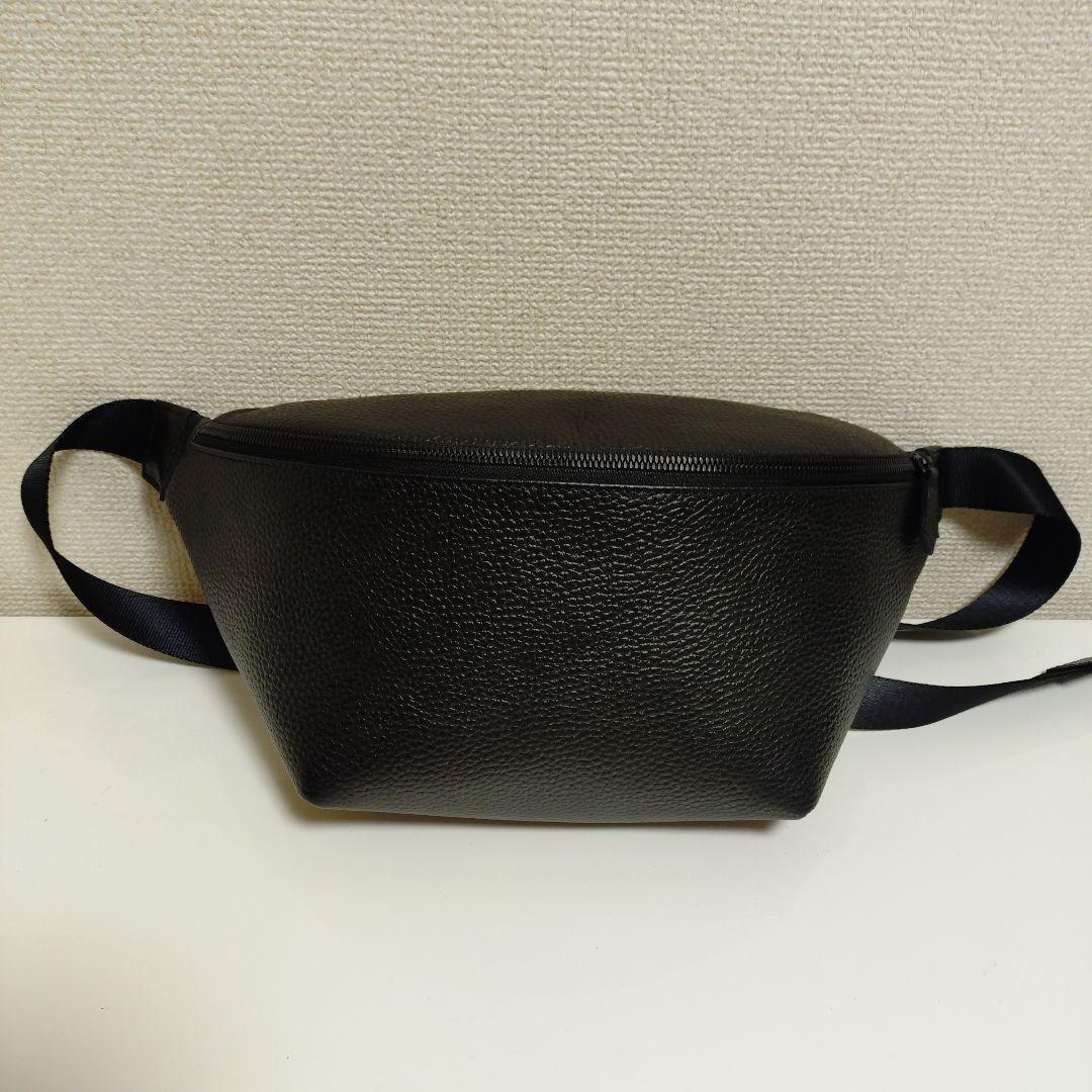 黒いレザー風ボディバッグ