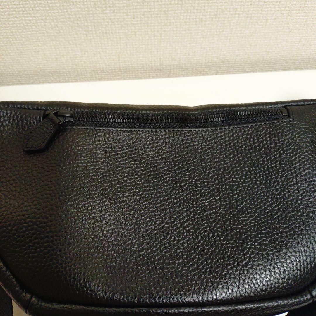 黒いレザー風ボディバッグ