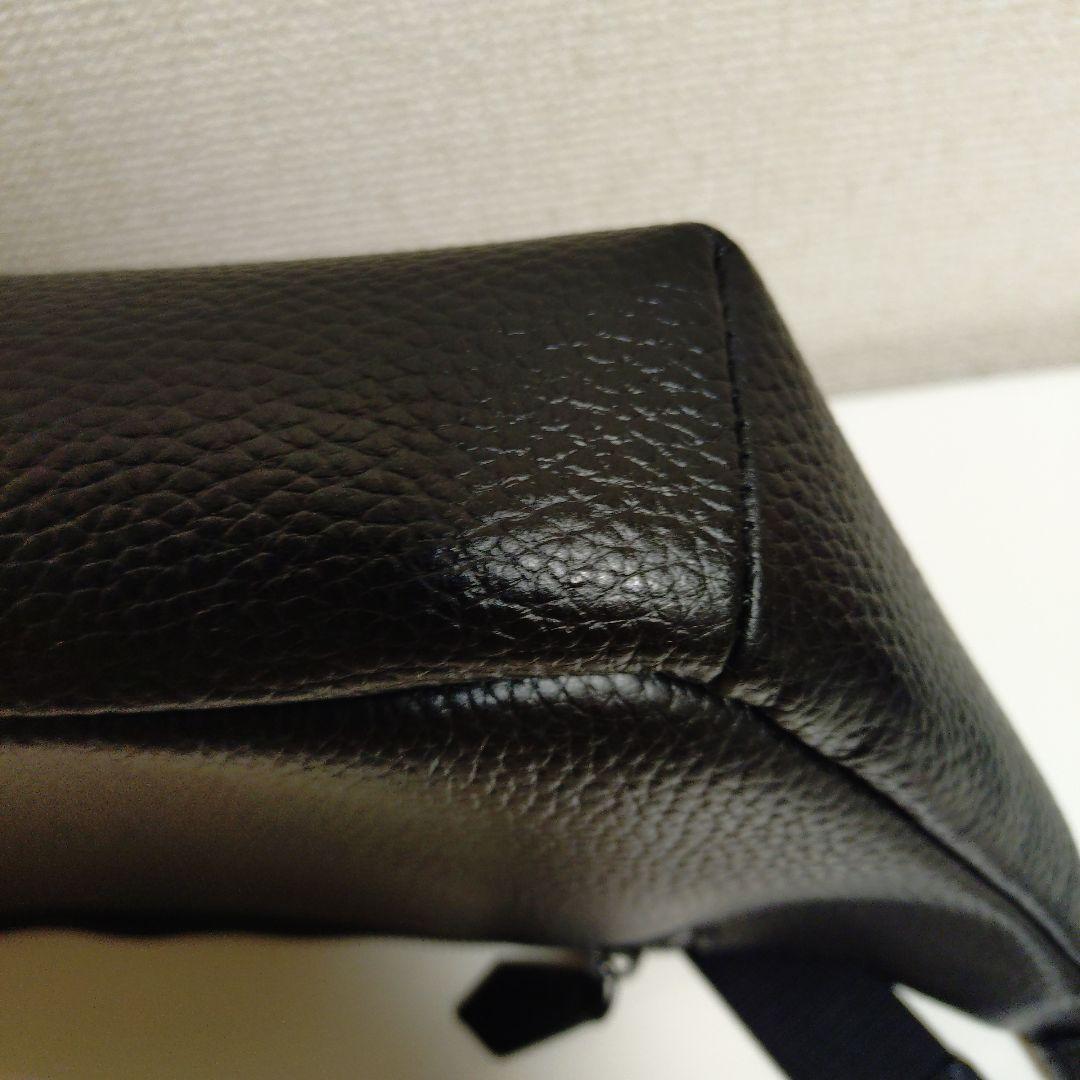 黒いレザー風ボディバッグ