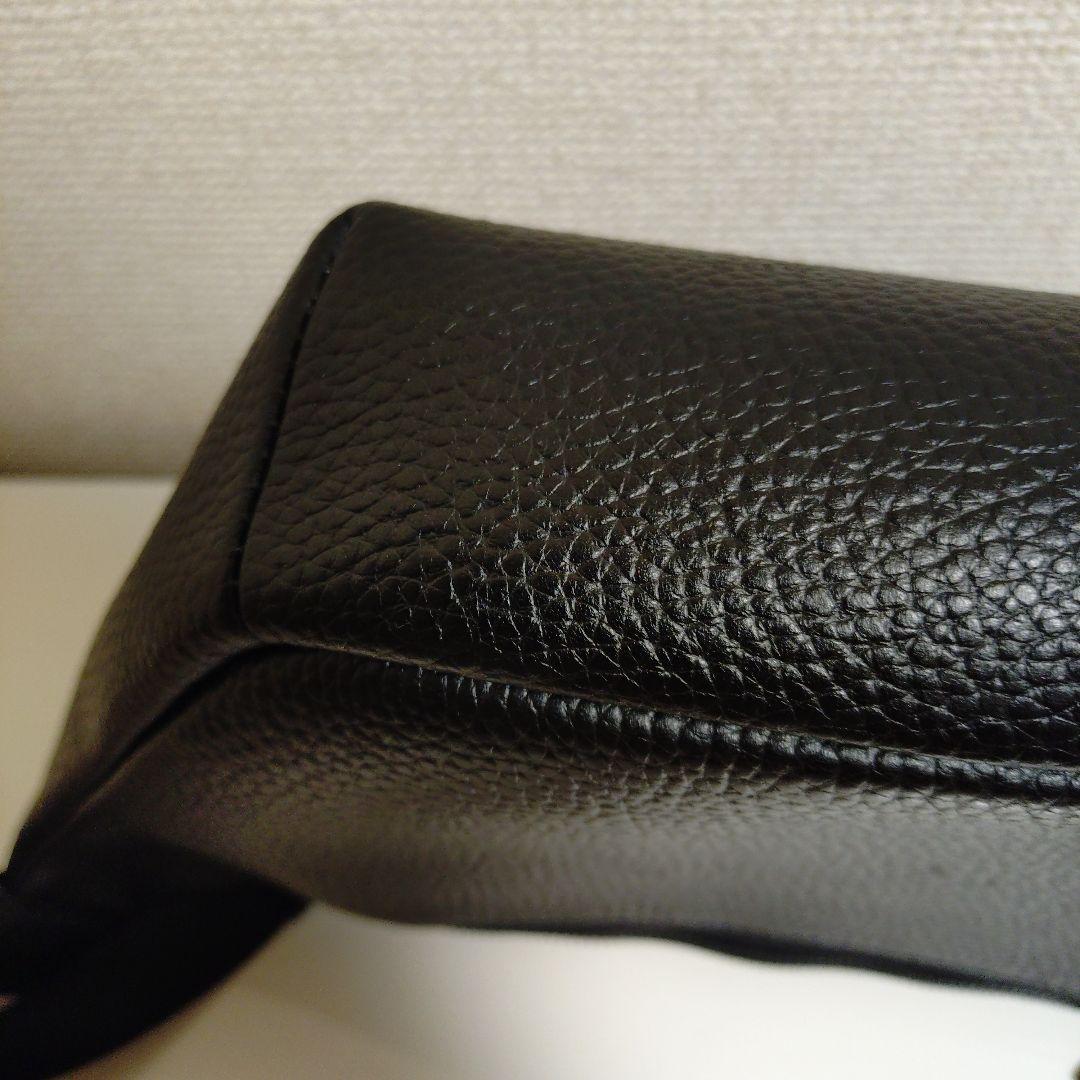 黒いレザー風ボディバッグ