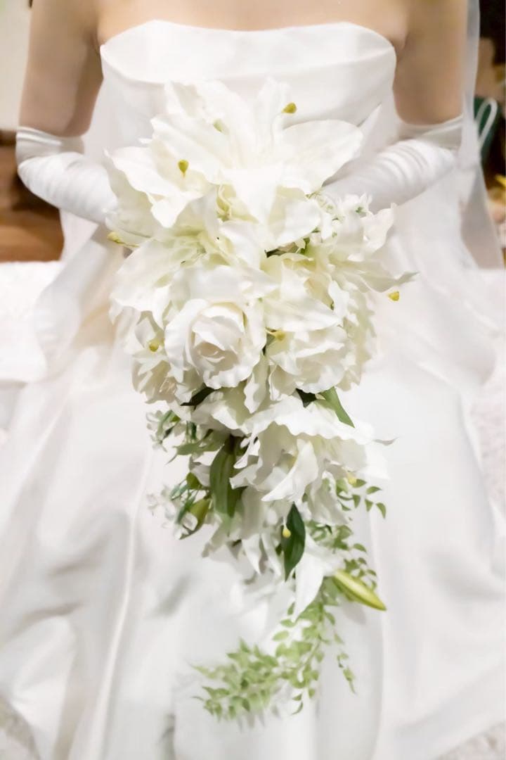 ホワイトユリとバラのロングウェディングブーケ