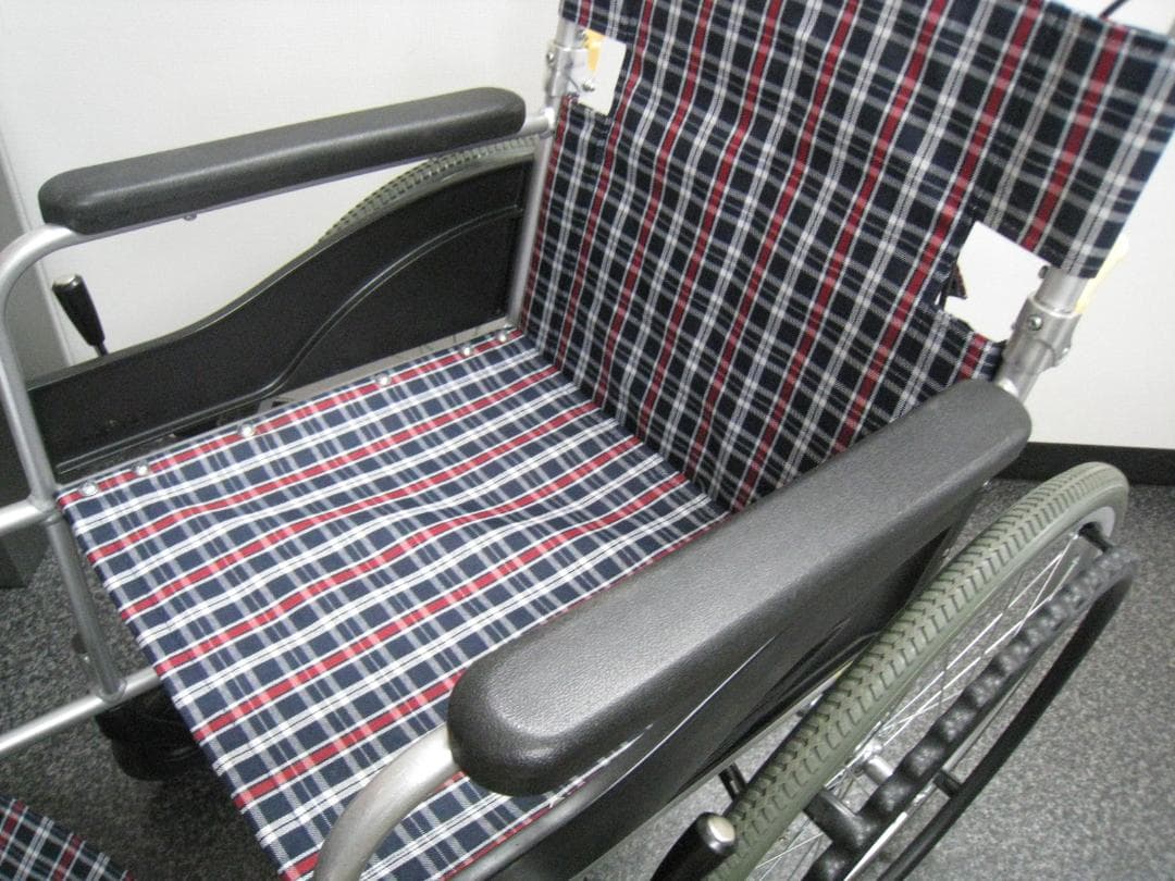 【送料無料】自走式車椅子 ノーパンク 日進医療器 NEO-1　⑭