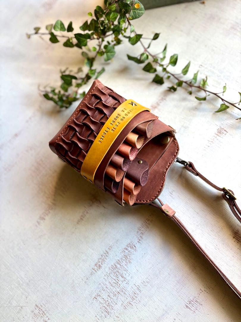 手染めキャメルブラウンのメッシュワークタイプの大容量シザーケース