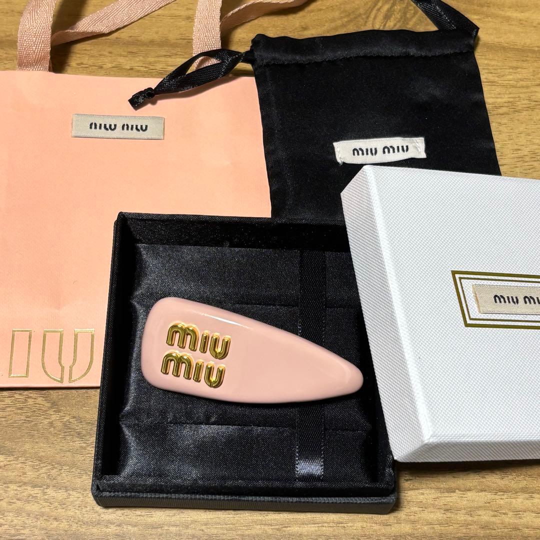 MIUMIUヘアピン ピンク パテントレザー ヘアクリップ