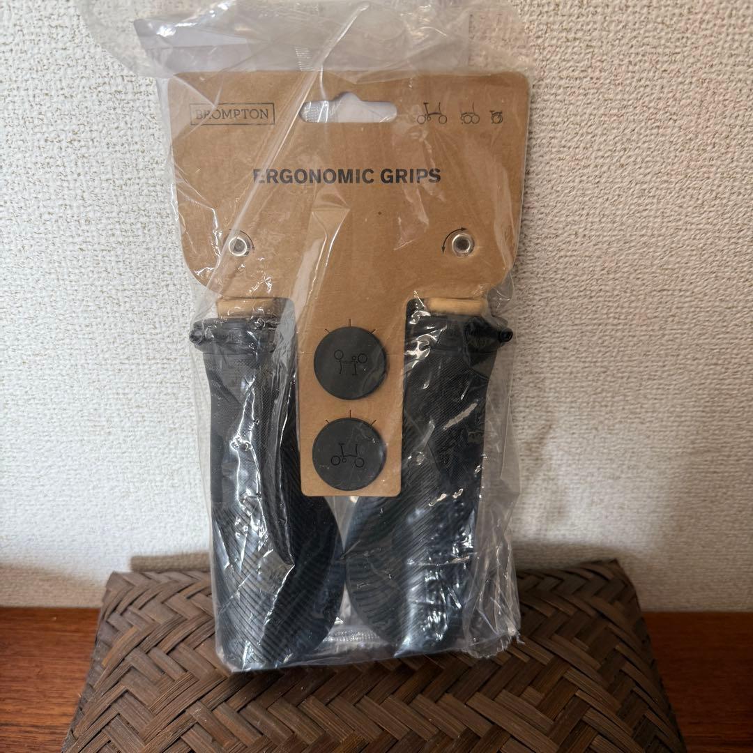 Ergonomic Grips とSuperlight Saddle サドル