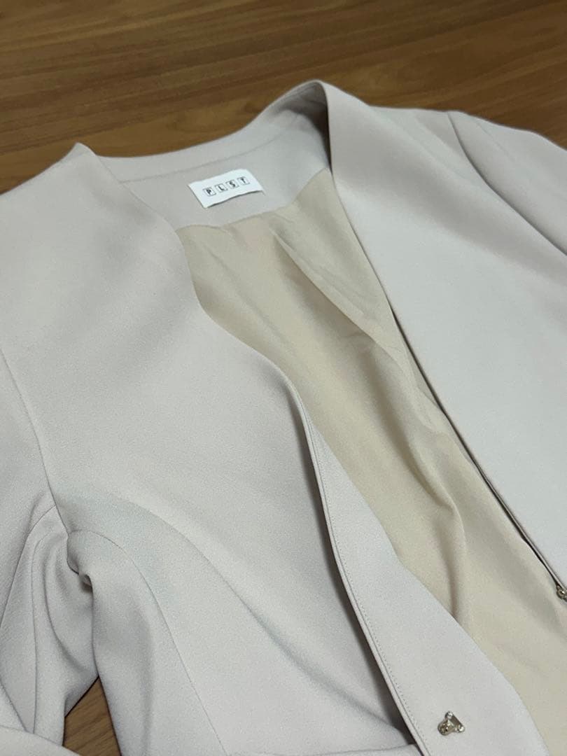 PLSTプラステ 大きいサイズXXL セットアップ ノーカラー アイボリー