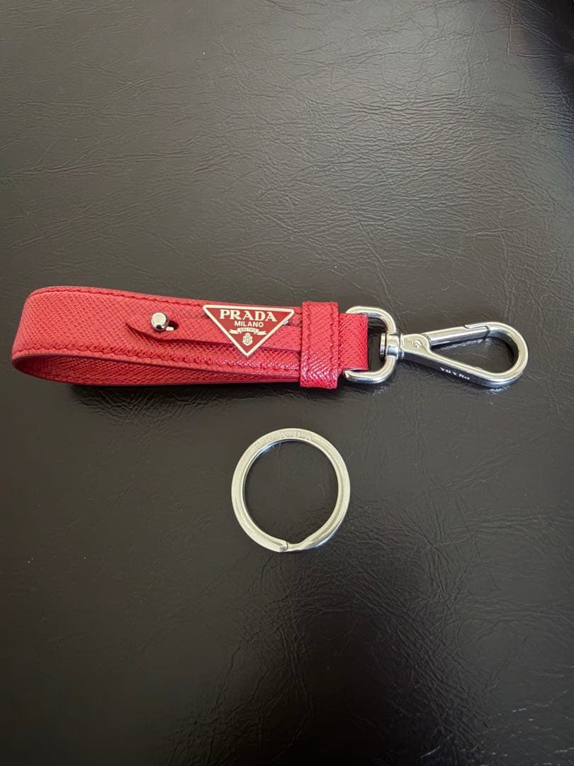 PRADA レザー キーホルダー レッド