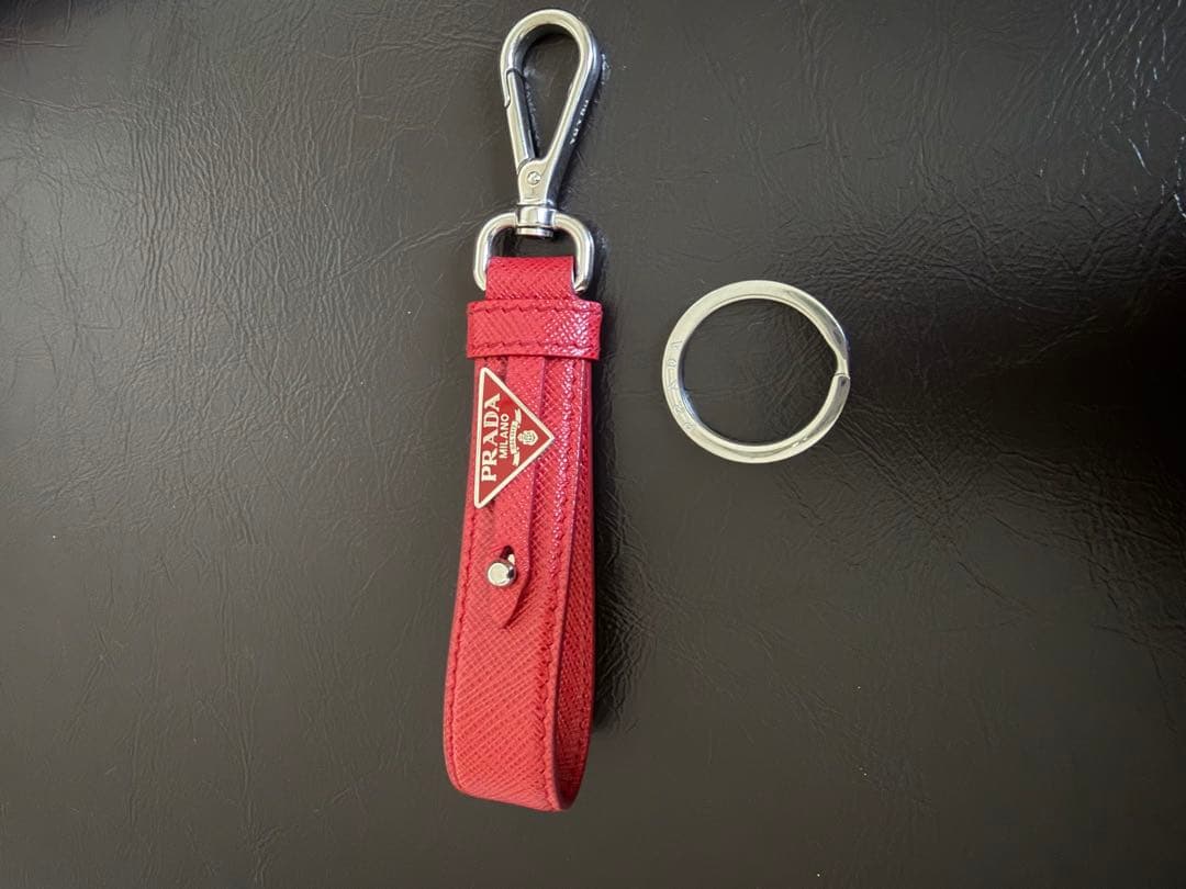 PRADA レザー キーホルダー レッド