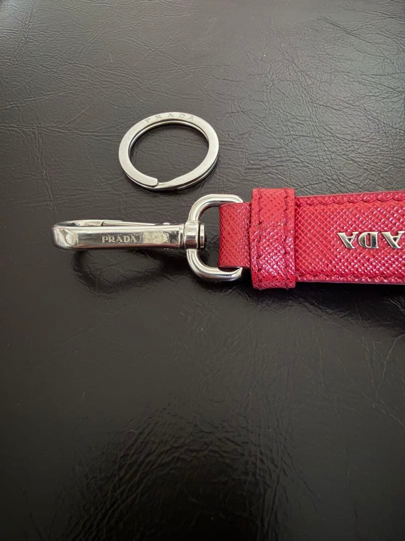 PRADA レザー キーホルダー レッド