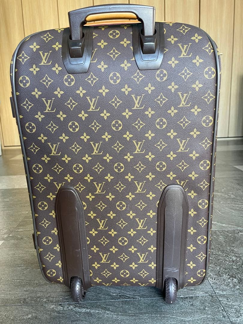 Louis Vuittonのモノグラムデザインの中型キャリーケース