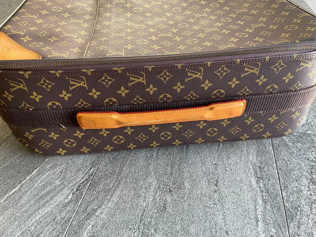 Louis Vuittonのモノグラムデザインの中型キャリーケース