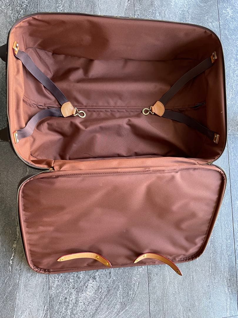 Louis Vuittonのモノグラムデザインの中型キャリーケース