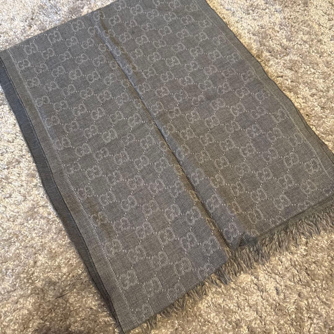 GUCCI グレー ロゴ入り ストールマフラー