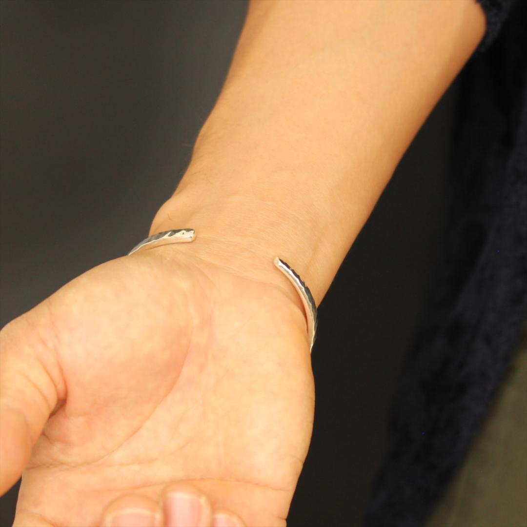 スターリング シルバー 925 ブレスレット 槌目バングル メンズ 調節可