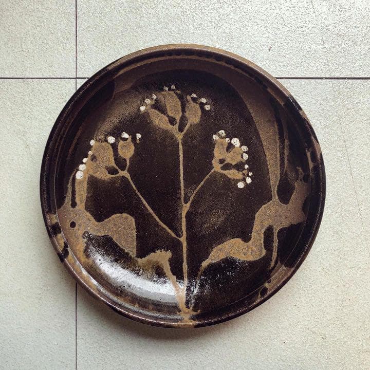 【食器】黒地にお花の大皿 陶器 プレート 和風 食事