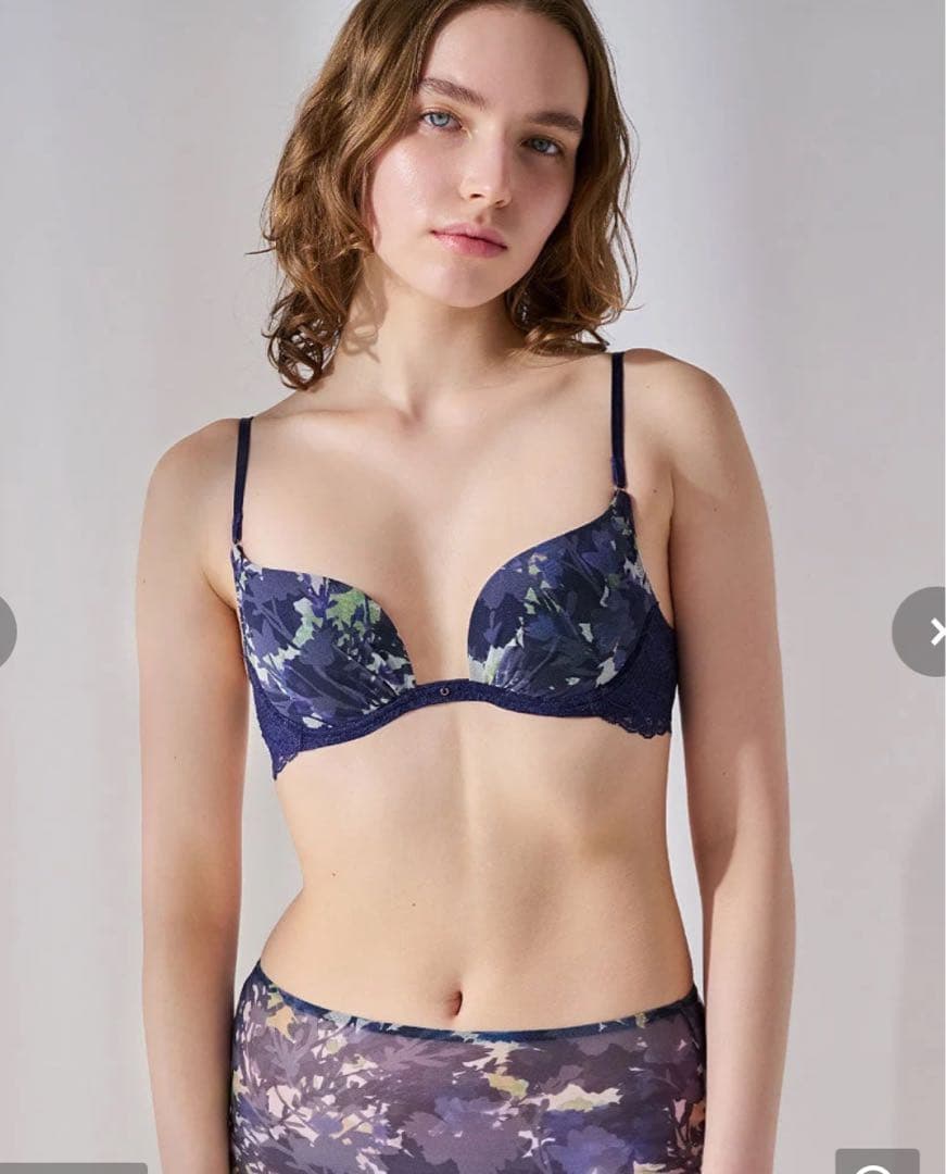 アウターにひびきにくい3/4カップブラジャーフローラルワコールyue ユエ