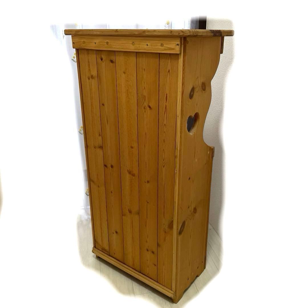 ハート型くり抜き穴のカントリーキャビネット