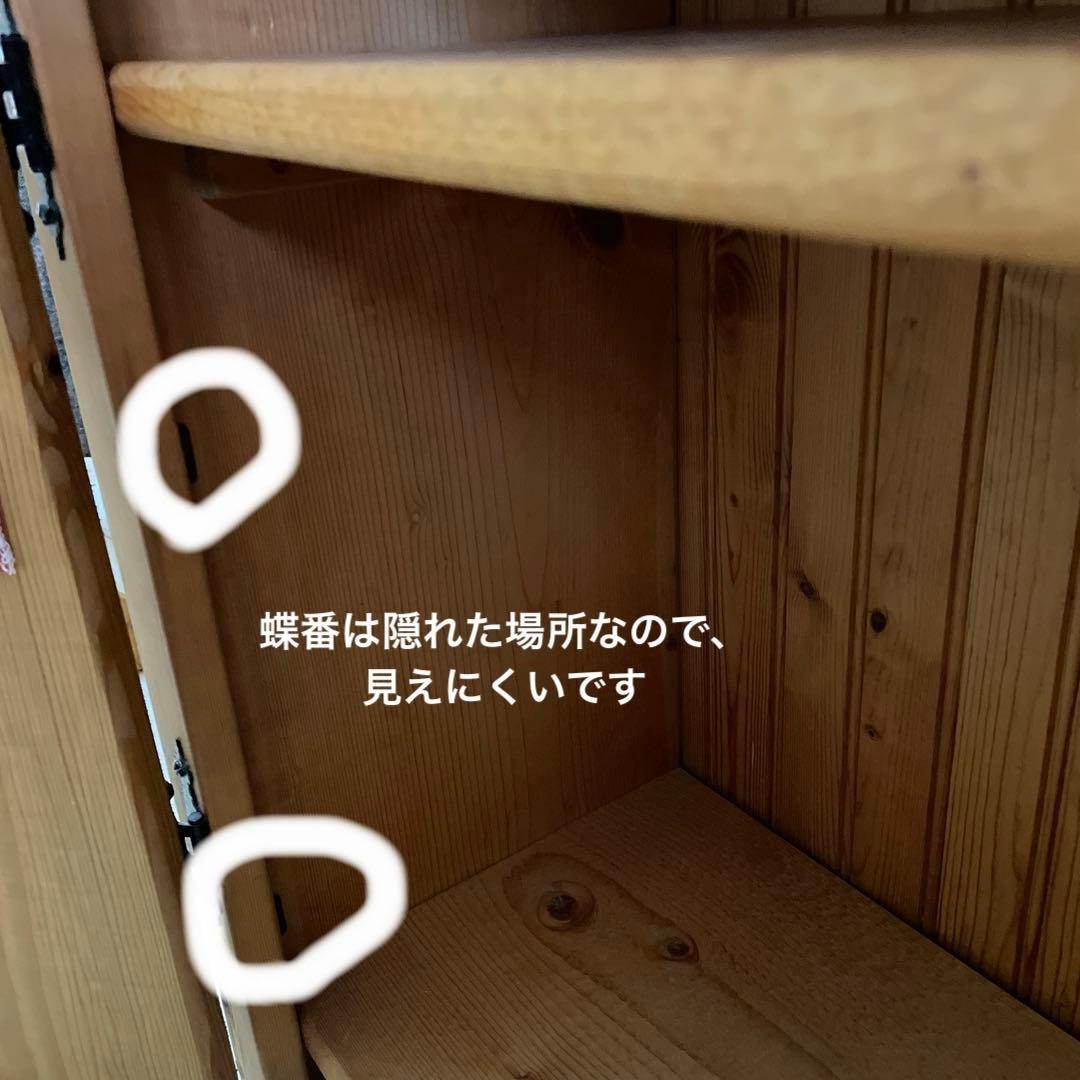 ハート型くり抜き穴のカントリーキャビネット