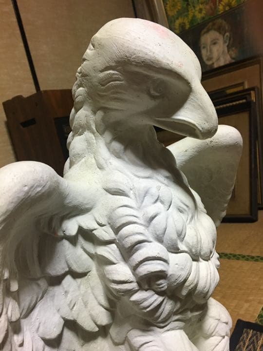 砂岩　鷹のオブジェ