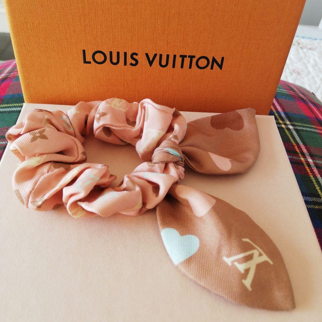 LOUIS VUITTON シュシュ ベージュ。可愛いい色合いです。