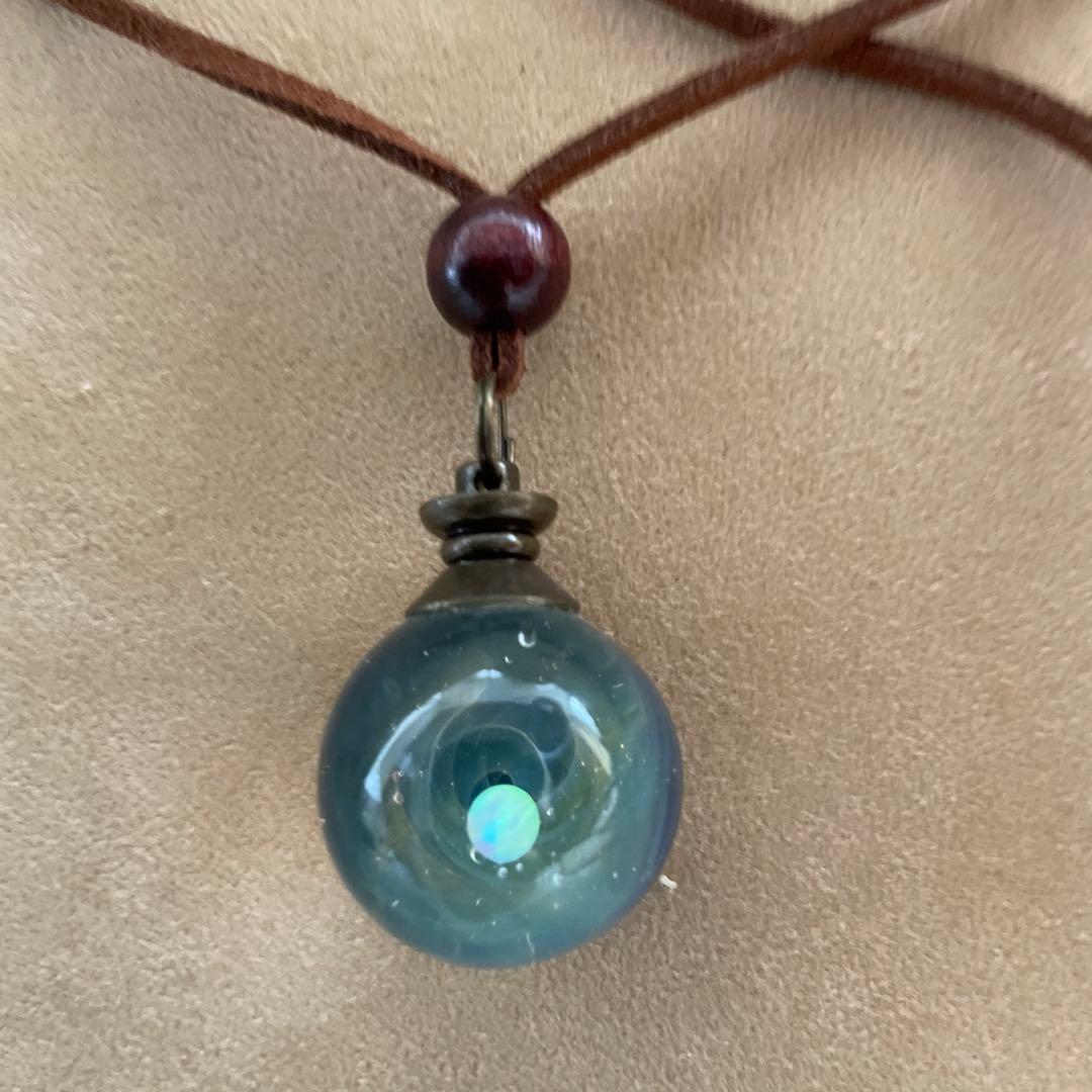 宇宙ガラスペンダント 渦巻き模様