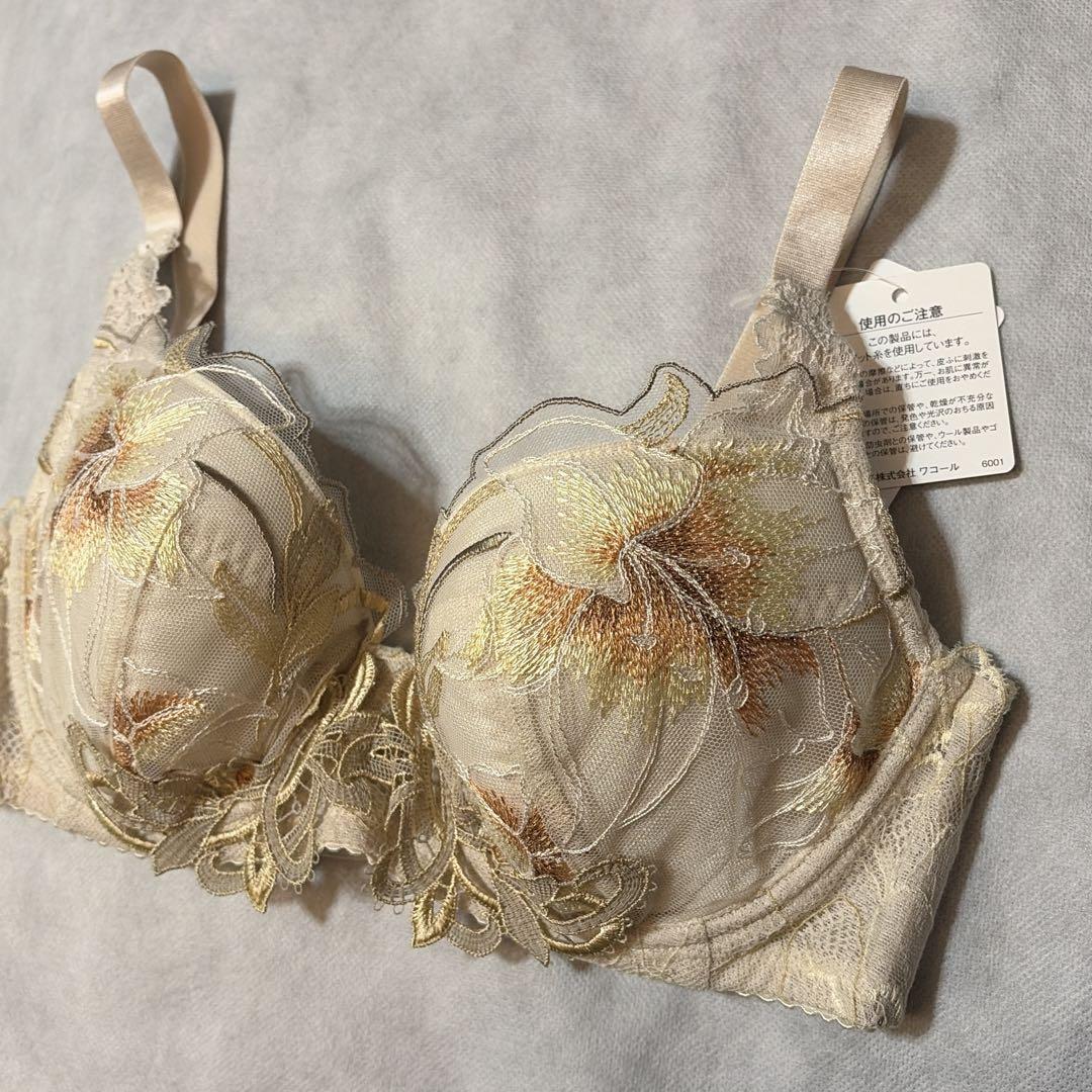 ワコール　ラゼ　ブラジャー＆ショーツ　D70　新品　匿名配送　ベージュ系