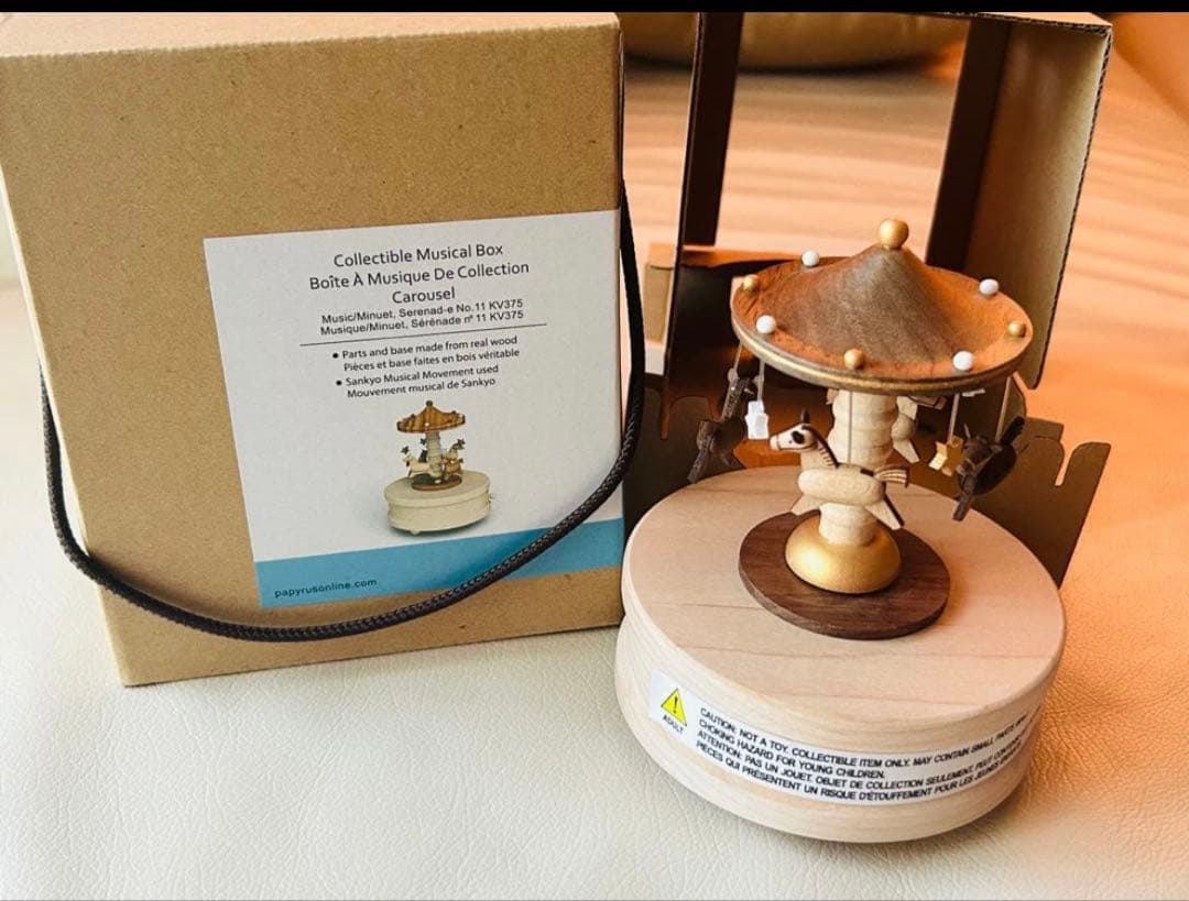 新品箱入り、木製メリーゴーランドオルゴール