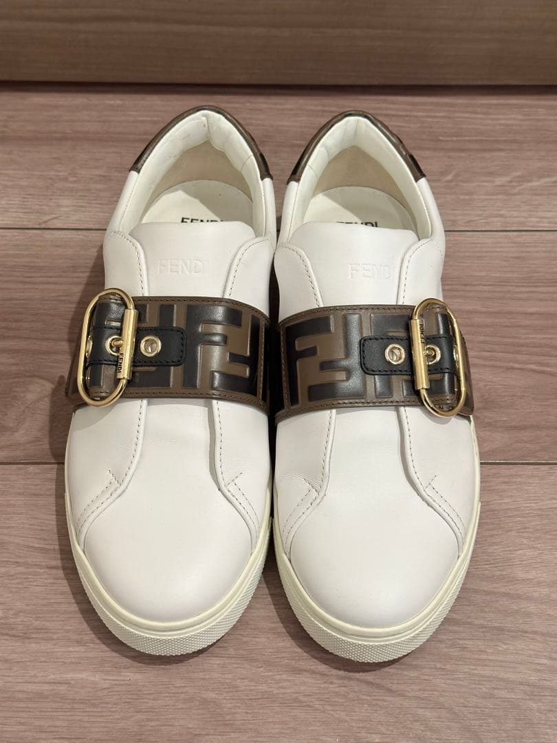 FENDI レディース ホワイトレザー ベルト付きスニーカー (着用回数３回)