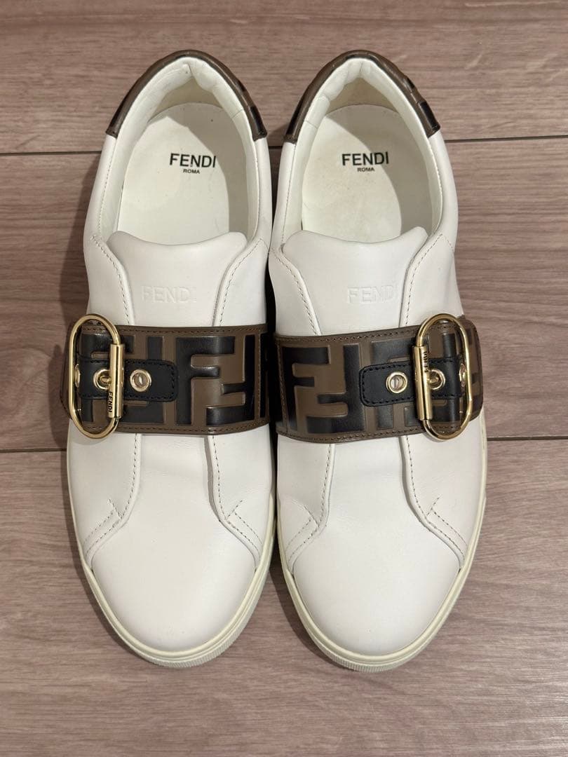 FENDI レディース ホワイトレザー ベルト付きスニーカー (着用回数３回)