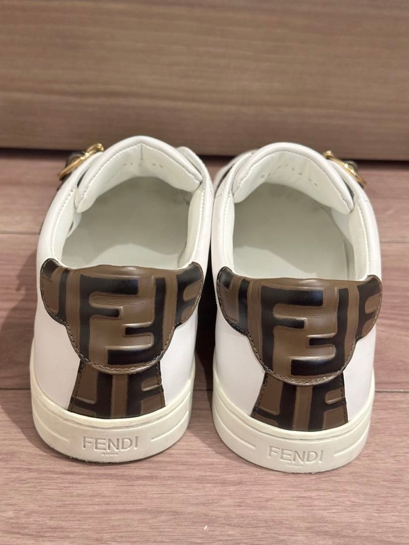 FENDI レディース ホワイトレザー ベルト付きスニーカー (着用回数３回)