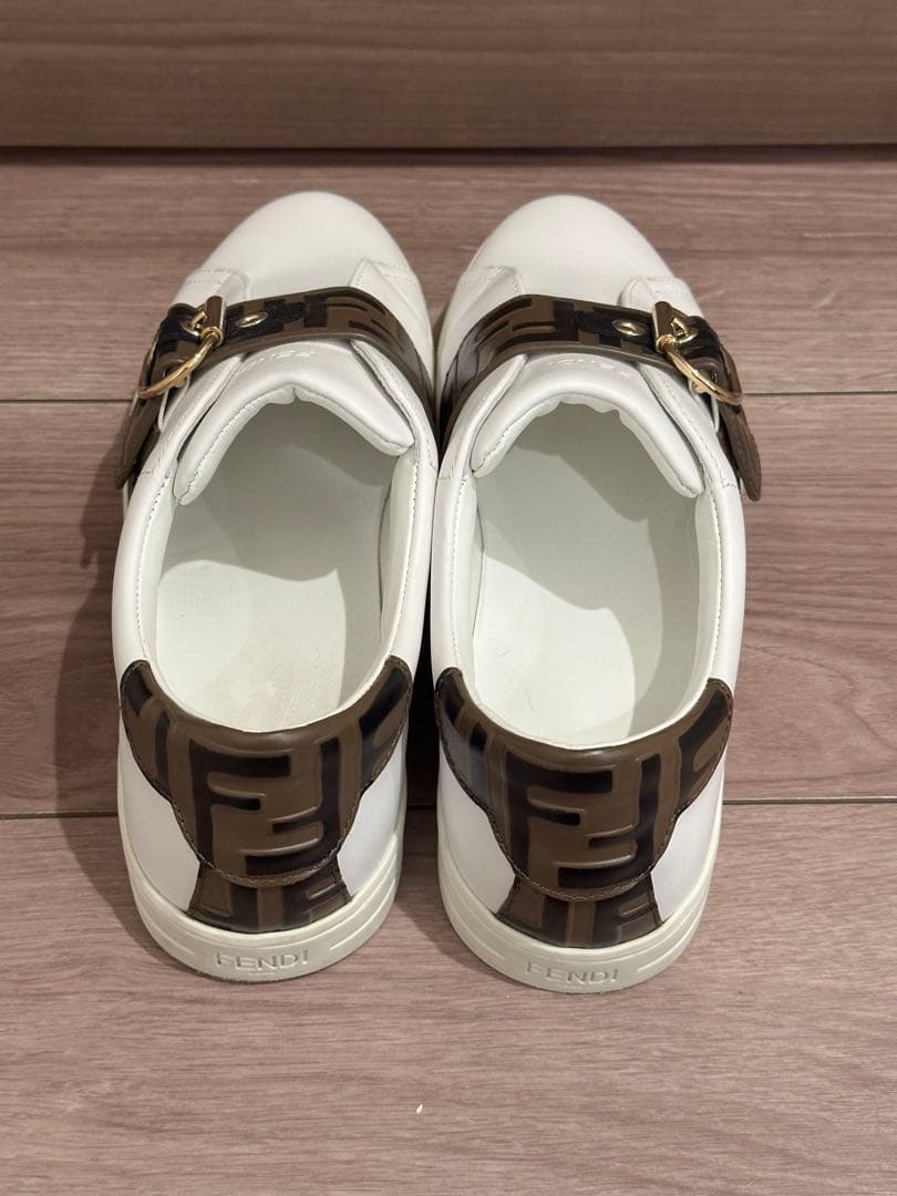 FENDI レディース ホワイトレザー ベルト付きスニーカー (着用回数３回)