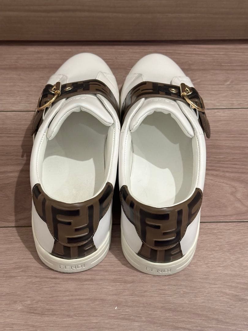 FENDI レディース ホワイトレザー ベルト付きスニーカー (着用回数３回)