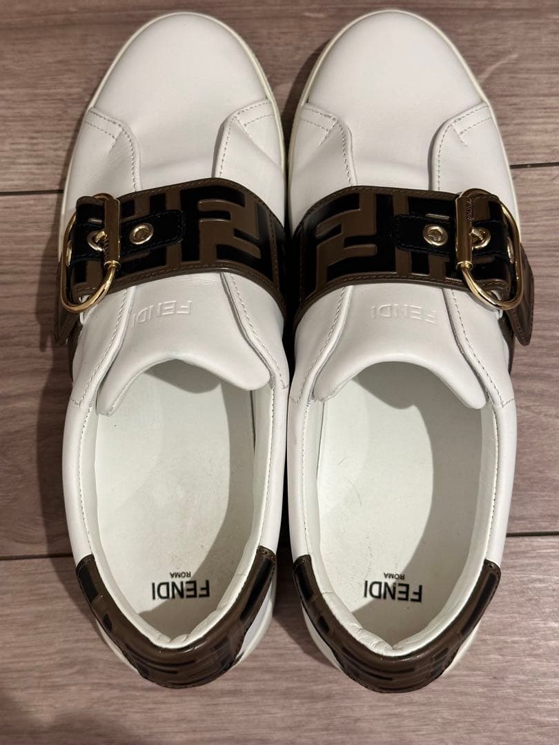 FENDI レディース ホワイトレザー ベルト付きスニーカー (着用回数３回)