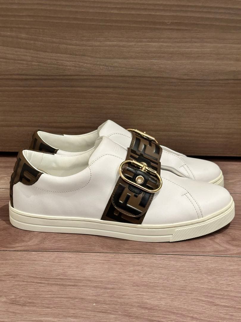 FENDI レディース ホワイトレザー ベルト付きスニーカー (着用回数３回)