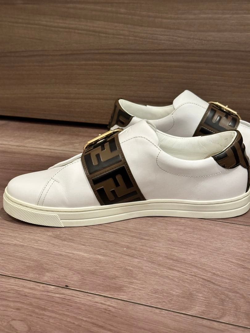 FENDI レディース ホワイトレザー ベルト付きスニーカー (着用回数３回)