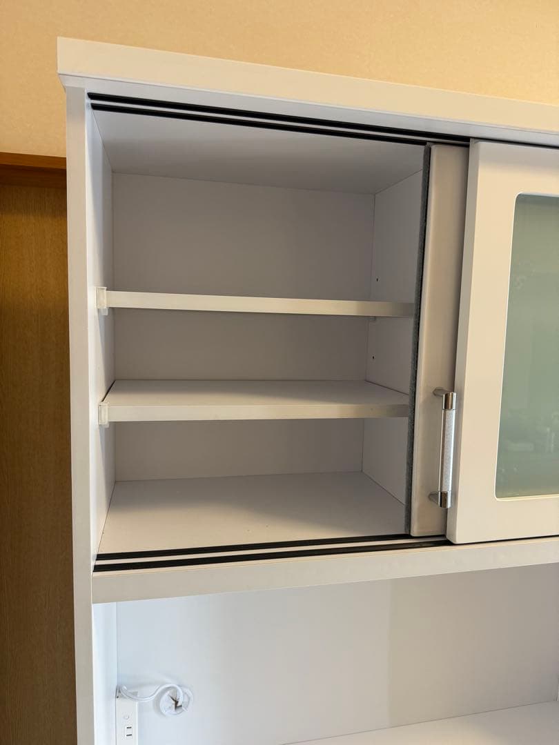 ホワイト食器棚 ガラス扉付き 中型