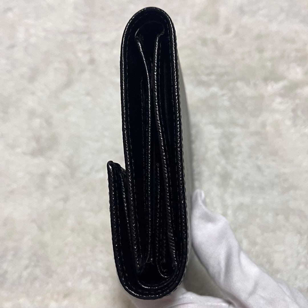 プラダ　三つ折り　サフィアーノレザー　三角ロゴ