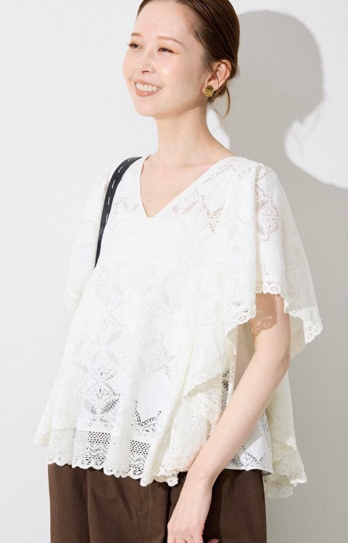 SLOBE IENA レースフリルVネックブラウス　ナチュラル