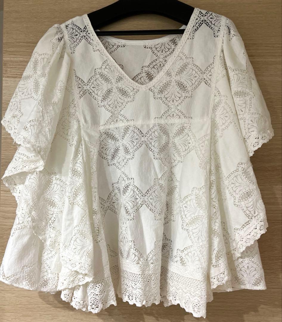 SLOBE IENA レースフリルVネックブラウス　ナチュラル