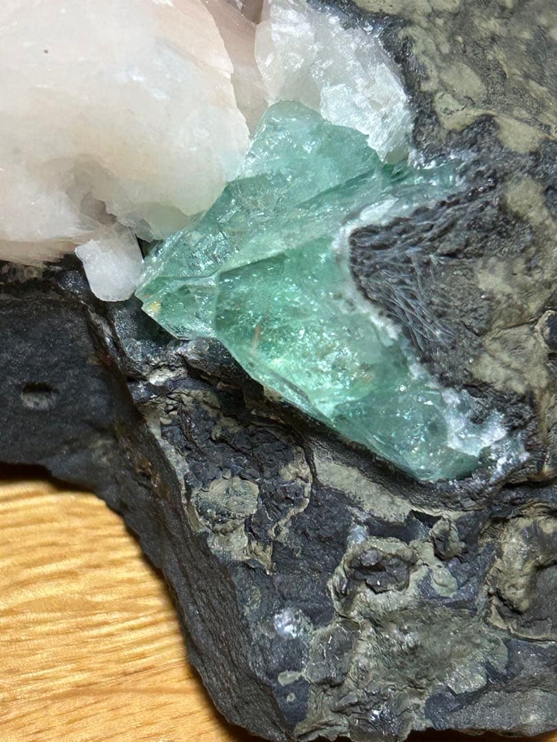 グリーンアポフィライトスティルバイトとヘマタイトの原石で共生‼️大特価SALE