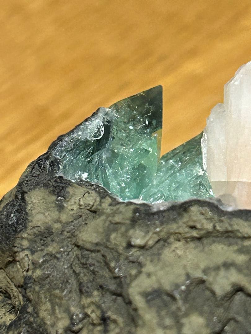 グリーンアポフィライトスティルバイトとヘマタイトの原石で共生‼️大特価SALE