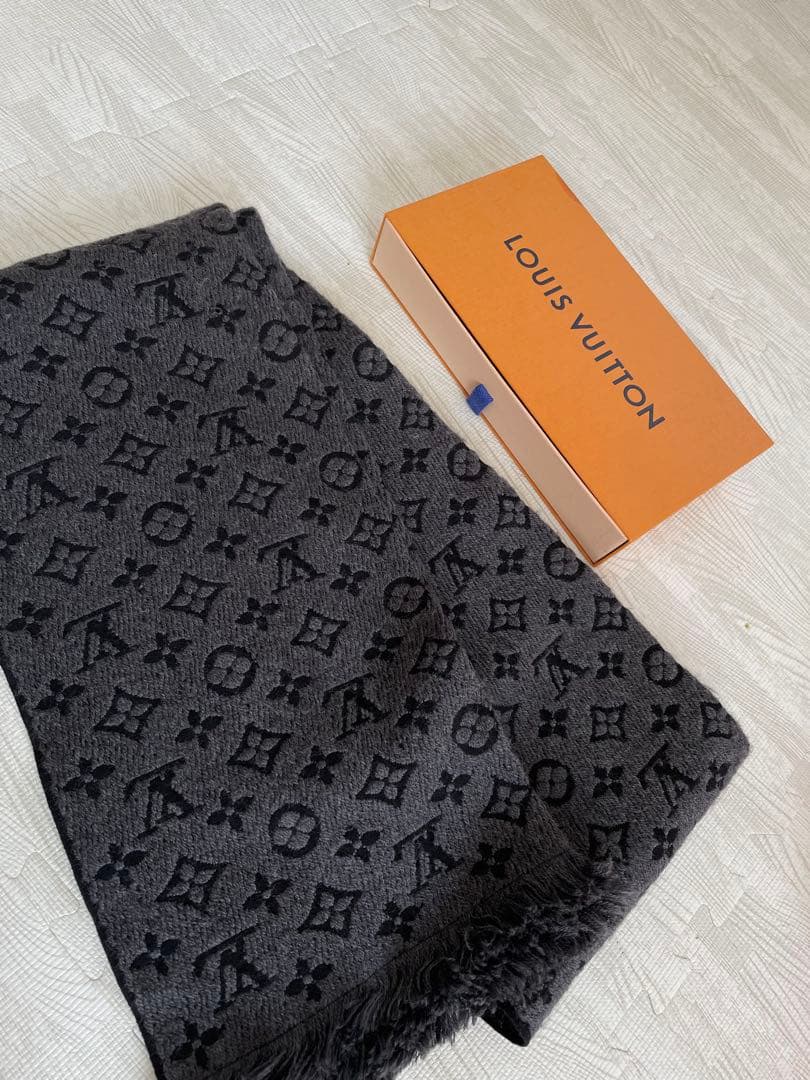 LOUIS VUITTON ヴィトン　グレー マフラー