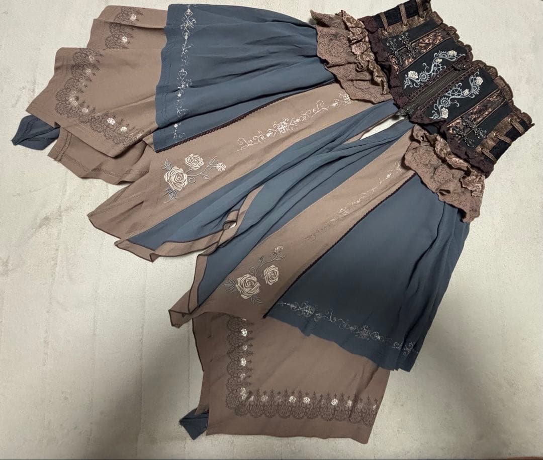 新品☆ オッズオンオネストのバラ刺繍入りコルセットスカート（オーバースカート）