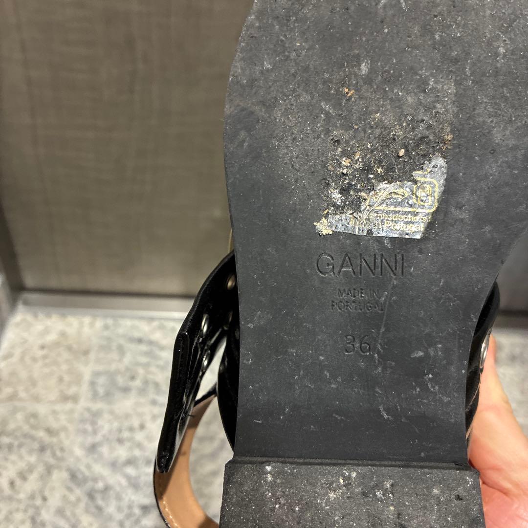 ガニー　GANNI アンクルストラップ付きブラックパンプス　パンプス個性　北欧